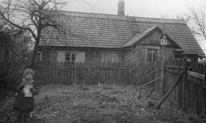 KKE 4174-50.jpg - Pierwszy dom rodzinny Zabagońskich w Kownie, dzielnica Szańce. Jerzy Zabagoński (zmarł w wieku 7 lat), Kowno.